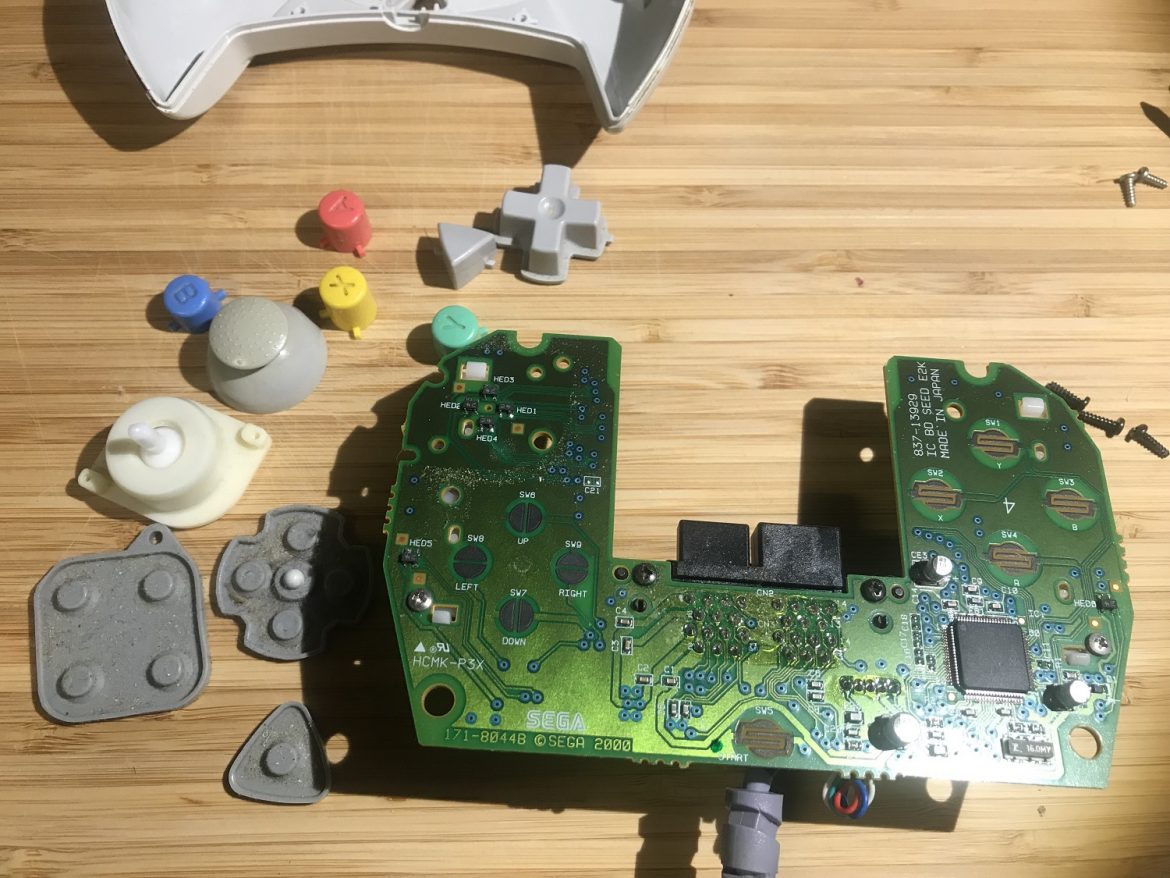 Dreamcast controller disassembly and cleaning Dreamcast.nu